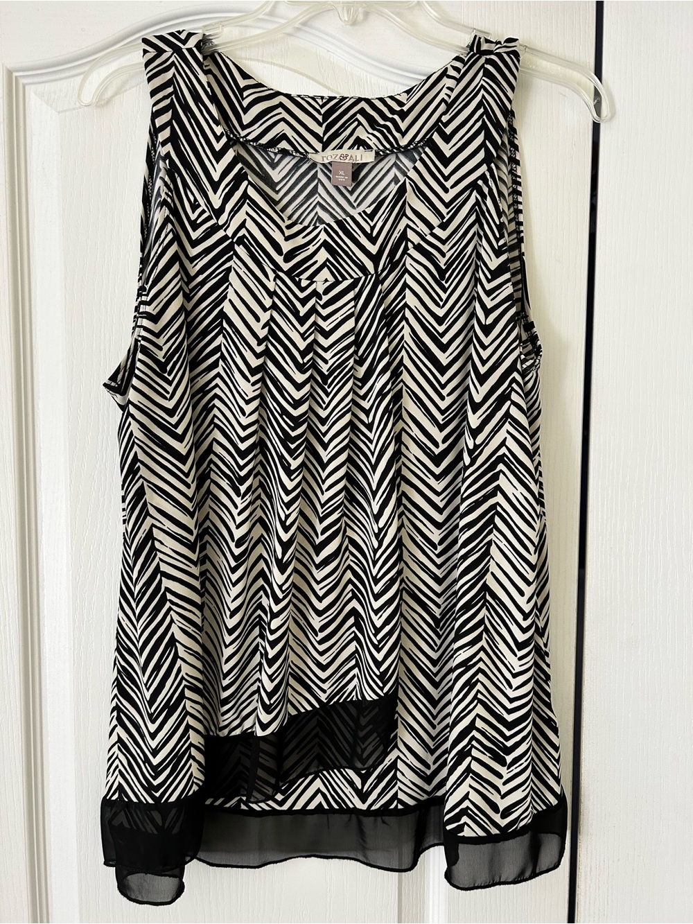 Roz & Ali Black and White Chevron Sleeveless Blouse